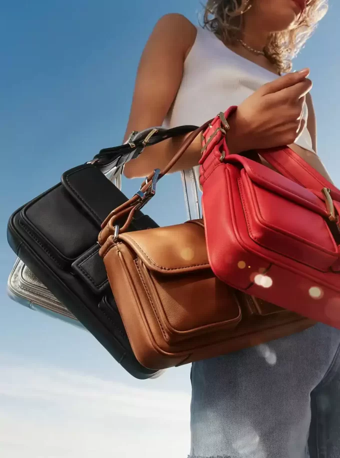 Colby Schultertasche aus Leder (mittelgroß)