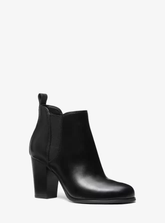 Evaline Stiefel mit charakteristischem Logobesatz
