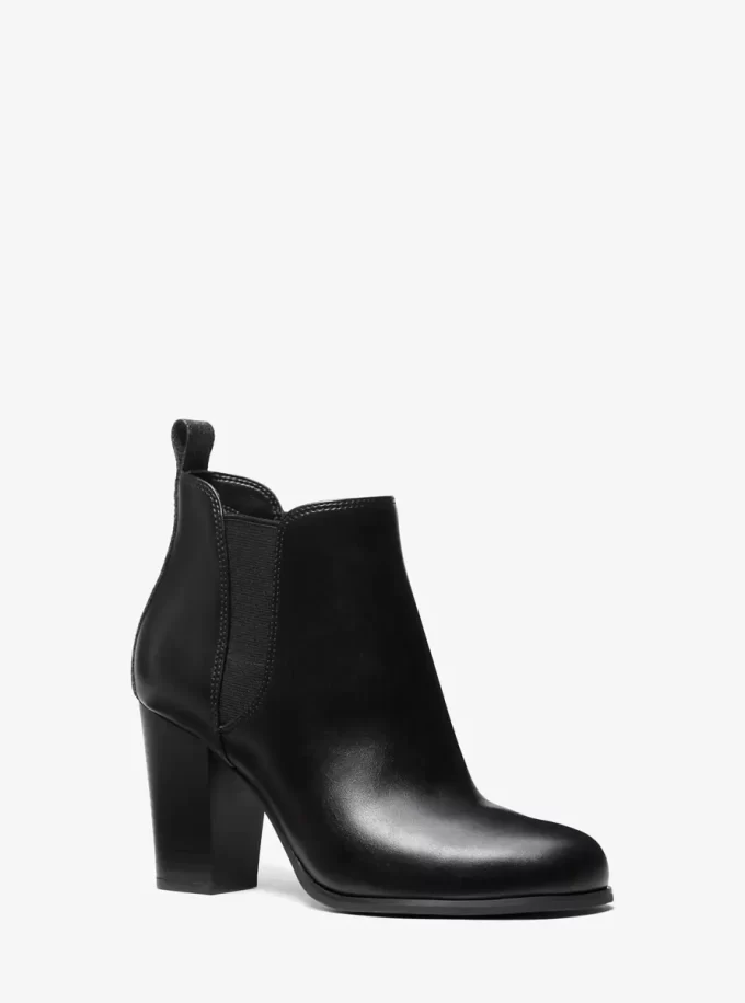 Evaline Stiefel mit charakteristischem Logobesatz Evaline Stiefel mit charakteristischem Logobesatz