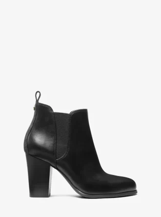 Evaline Stiefel mit charakteristischem Logobesatz