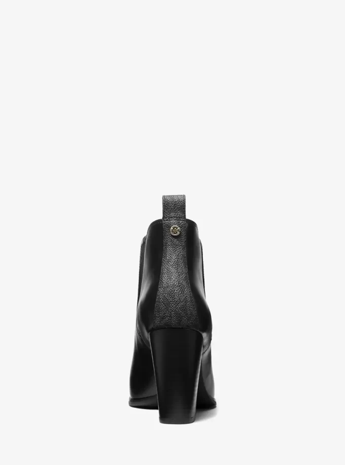Evaline Stiefel mit charakteristischem Logobesatz Evaline Stiefel mit charakteristischem Logobesatz