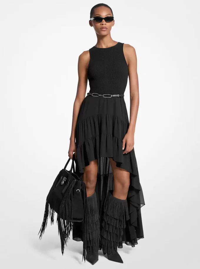 Georgette-Kleid mit asymmetrischem Saum und Smok-Einsatz