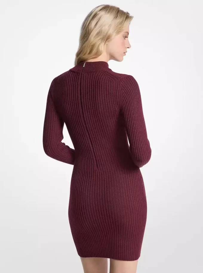 Geripptes Kleid aus Stretchwolle mit Stehkragen Geripptes Kleid aus Stretchwolle mit Stehkragen