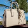 Goldfarbener und metallisch schimmernder Taschenanhänger aus geflochtener Kordel Goldfarbener und metallisch schimmernder Taschenanhänger aus geflochtener Kordel