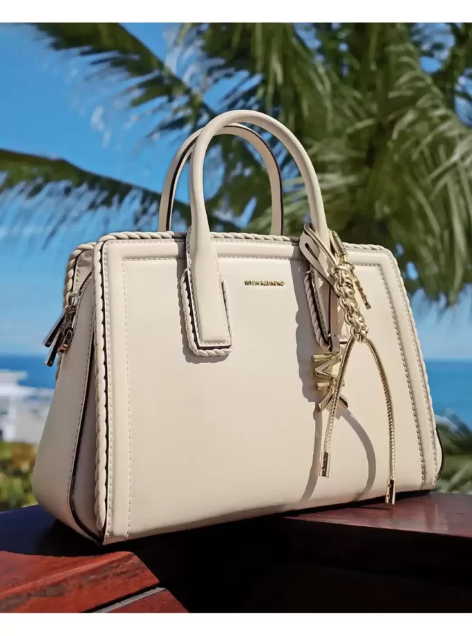 Goldfarbener und metallisch schimmernder Taschenanhänger aus geflochtener Kordel Goldfarbener und metallisch schimmernder Taschenanhänger aus geflochtener Kordel