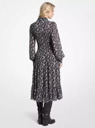 Hemdblusenkleid aus Georgette mit Blumenmuster und Smokdetails Hemdblusenkleid aus Georgette mit Blumenmuster und Smokdetails