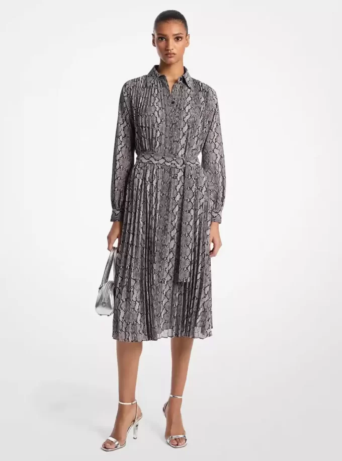 Hemdblusenkleid aus Georgette mit Schlangenmuster und Falten Hemdblusenkleid aus Georgette mit Schlangenmuster und Falten