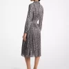 Hemdblusenkleid aus Georgette mit Schlangenmuster und Falten Hemdblusenkleid aus Georgette mit Schlangenmuster und Falten