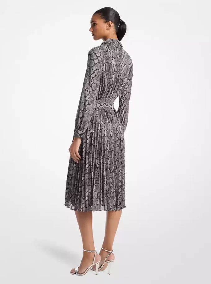 Hemdblusenkleid aus Georgette mit Schlangenmuster und Falten Hemdblusenkleid aus Georgette mit Schlangenmuster und Falten