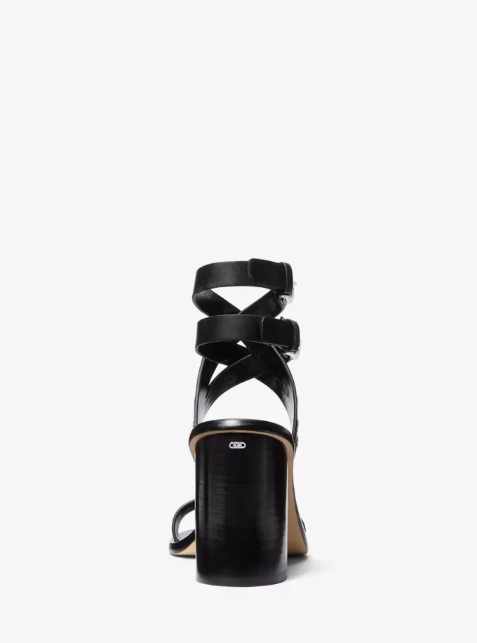 Irene Leder-Sandalen mit Blockabsatz und Nieten Irene Leder-Sandalen mit Blockabsatz und Nieten