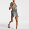 Minikleid aus Leder mit Schlangenprägung