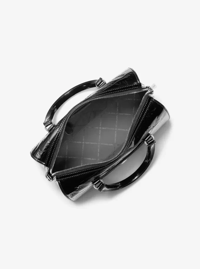 Jet Set Medium Duffel Crossbody Bag mit geprägtem Patentlogo Jet Set Medium Duffel Crossbody Bag mit geprägtem Patentlogo