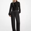 Jumpsuit mit Metallic-Clip-Jacquard und Satin-Bindekragen Jumpsuit mit Metallic-Clip-Jacquard und Satin-Bindekragen