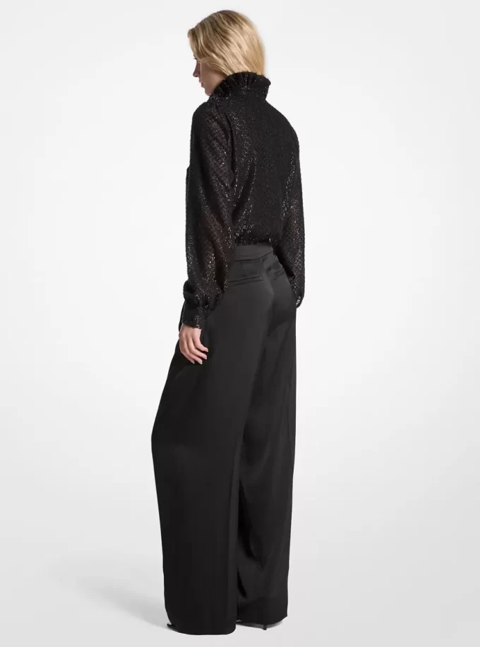 Jumpsuit mit Metallic-Clip-Jacquard und Satin-Bindekragen Jumpsuit mit Metallic-Clip-Jacquard und Satin-Bindekragen