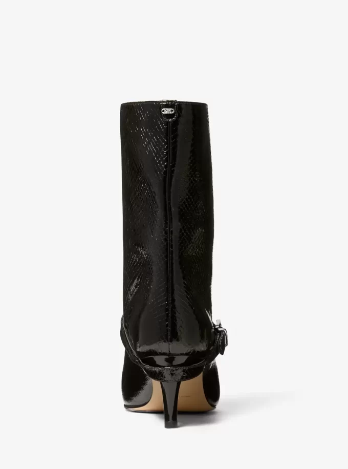 Kasia Stiefel aus Schlangenleder mit Schnallenprägung
