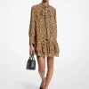 Kleid aus Georgette mit Leopardenmuster und Bindekragen