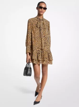 Kleid aus Georgette mit Leopardenmuster und Bindekragen Kleid aus Georgette mit Leopardenmuster und Bindekragen