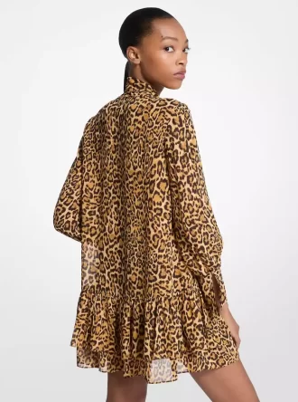 Kleid aus Georgette mit Leopardenmuster und Bindekragen Kleid aus Georgette mit Leopardenmuster und Bindekragen