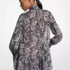 Kleid aus metallisch schimmerndem Paisley-Georgette mit Bindekragen