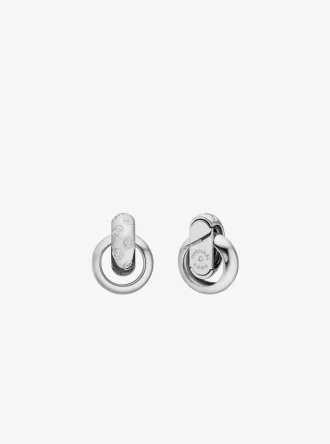 Klobige Ohrstecker mit Logogravur