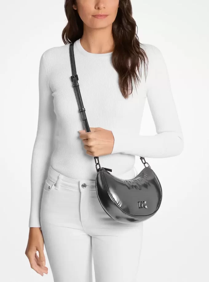Kyla Kleine, voluminöse, metallisch schimmernde, wandelbare Pochette Kyla Kleine, voluminöse, metallisch schimmernde, wandelbare Pochette
