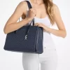 Laila Medium Tragetasche mit charakteristischem Logo Laila Medium Tragetasche mit charakteristischem Logo