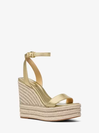Leighton Keilsandalen aus Metallic-Leder