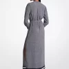 Maxikleid aus Satin mit Logoprint und Gürtel
