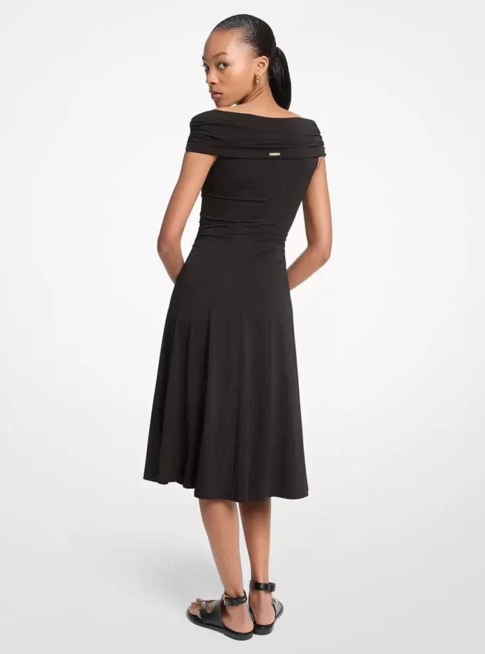Midikleid aus Stretch-Viskose mit Carmen-Ausschnitt Midikleid aus Stretch-Viskose mit Carmen-Ausschnitt