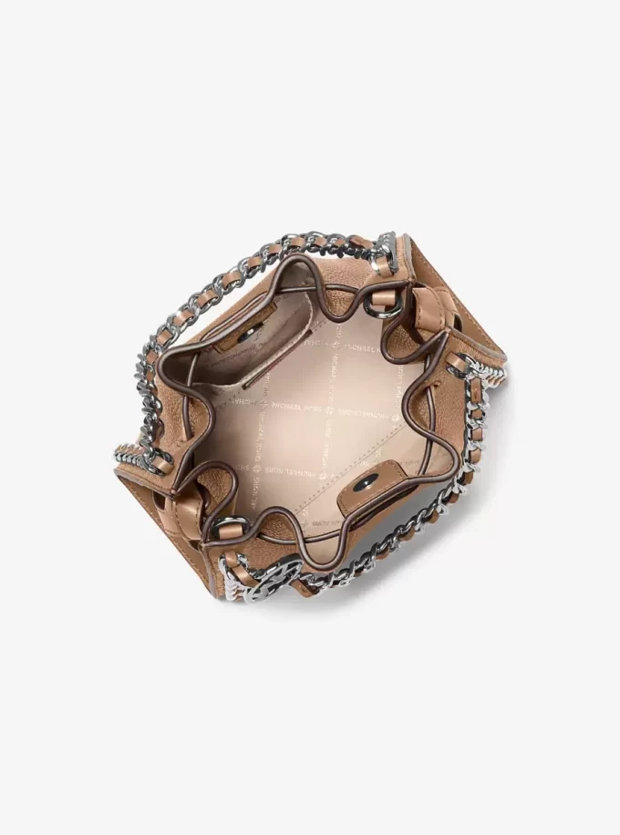 Mina Kleine, wandelbare Umhängetasche mit Kette Mina Kleine, wandelbare Umhängetasche mit Kette