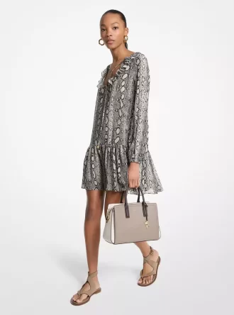 Minikleid aus Georgette mit Schlangenmuster und Rüschen