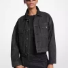 Nietenbesetzte Jeansjacke