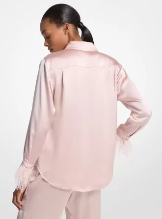 Pyjamahemd aus Satin mit Federbesatz