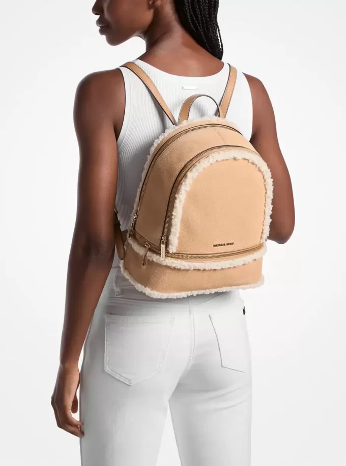 Rhea Rucksack aus Wildleder und Kunstfell (mittelgroß) Rhea Rucksack aus Wildleder und Kunstfell (mittelgroß)