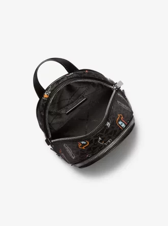 Rhea Rucksack mit extra kleinem Aufdruck und charakteristischem Logo