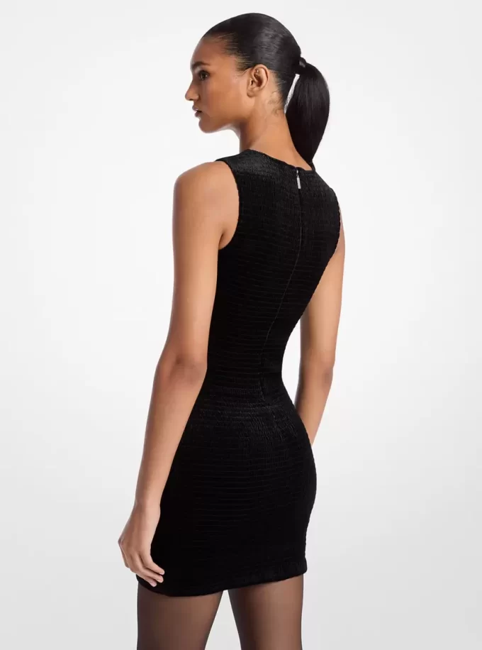 Samtkleid mit Smokdetails Samtkleid mit Smokdetails