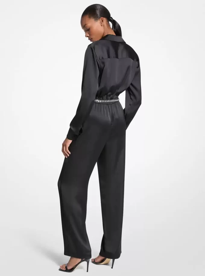 Satin-Jumpsuit mit langen Ärmeln und Gürtel