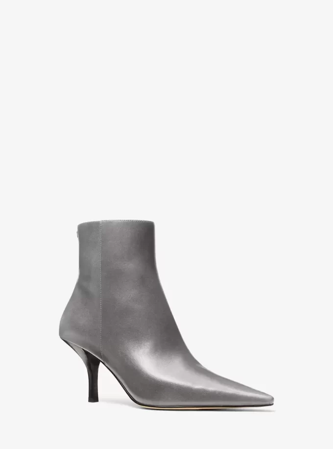 Selina Stiefelette aus poliertem Leder Selina Stiefelette aus poliertem Leder