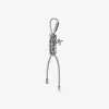 Silberfarbener und metallisch glänzender Taschenanhänger aus geflochtener Kordel Silberfarbener und metallisch glänzender Taschenanhänger aus geflochtener Kordel
