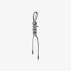 Silberfarbener und metallisch glänzender Taschenanhänger aus geflochtener Kordel Silberfarbener und metallisch glänzender Taschenanhänger aus geflochtener Kordel