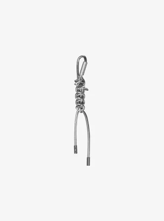 Silberfarbener und metallisch glänzender Taschenanhänger aus geflochtener Kordel