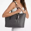 Silberfarbener und metallisch glänzender Taschenanhänger aus geflochtener Kordel Silberfarbener und metallisch glänzender Taschenanhänger aus geflochtener Kordel
