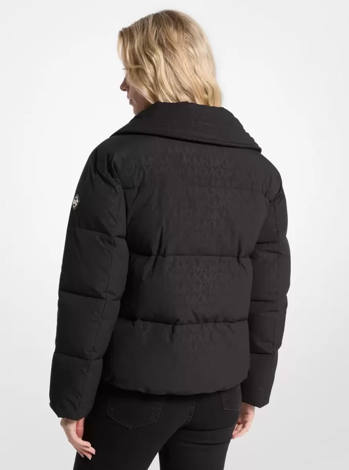 Steppjacke mit charakteristischem Logo