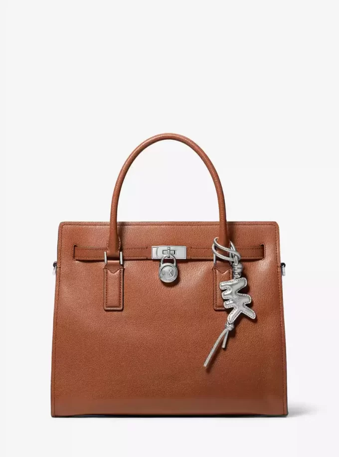 Taschenanhänger aus Metallic-Leder mit aufgepolstertem Logo Taschenanhänger aus Metallic-Leder mit aufgepolstertem Logo