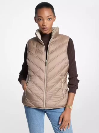 Weste mit Chevron-Steppmuster und faltbarem Nylon-Aufbewahrungsmechanismus