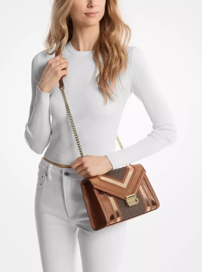 Whitney Medium Schultertasche mit charakteristischem Logo und Metallic-Elementen Whitney Medium Schultertasche mit charakteristischem Logo und Metallic-Elementen
