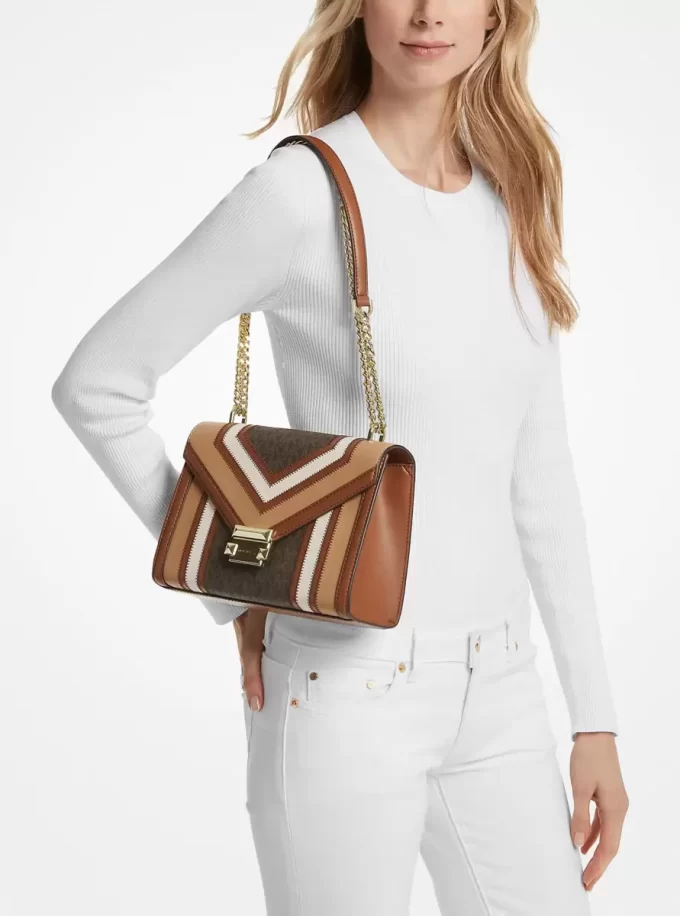 Whitney Medium Schultertasche mit Farbblock-Design und charakteristischem Logo
